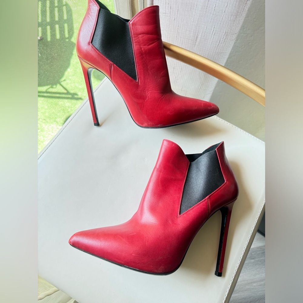 Yves Saint Laurent Leather Ankle Chelsea Boots